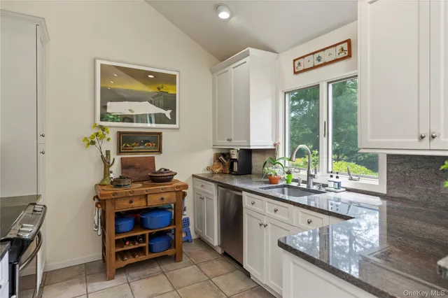 $1,695,000 | 30 Huckleberry Lane, East Hampton, NY 11937