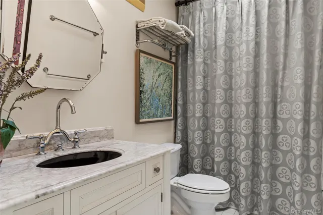 $1,695,000 | 30 Huckleberry Lane, East Hampton, NY 11937