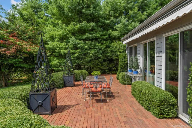 $1,695,000 | 30 Huckleberry Lane, East Hampton, NY 11937