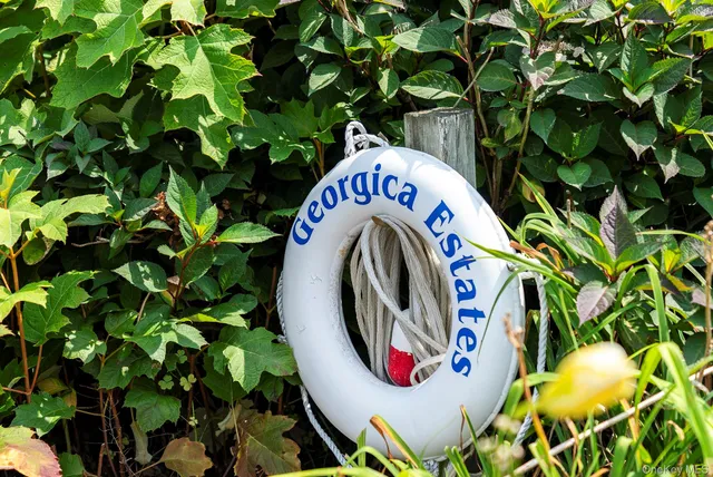 $1,695,000 | 30 Huckleberry Lane, East Hampton, NY 11937