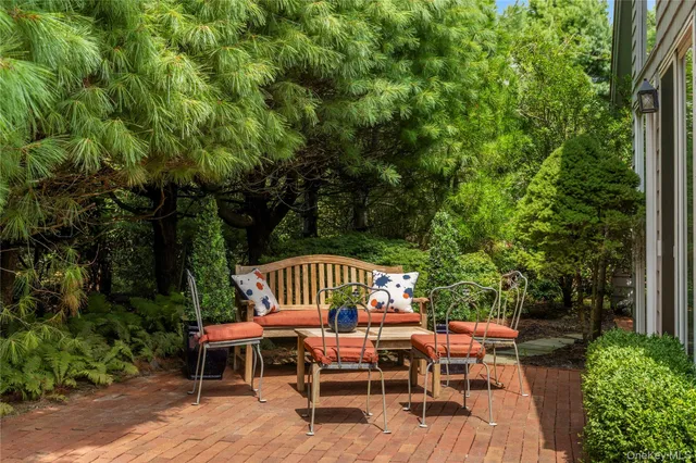 $1,695,000 | 30 Huckleberry Lane, East Hampton, NY 11937