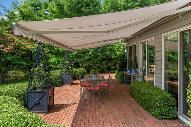 $1,695,000 | 30 Huckleberry Lane, East Hampton, NY 11937