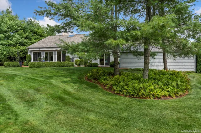 $1,695,000 | 30 Huckleberry Lane, East Hampton, NY 11937