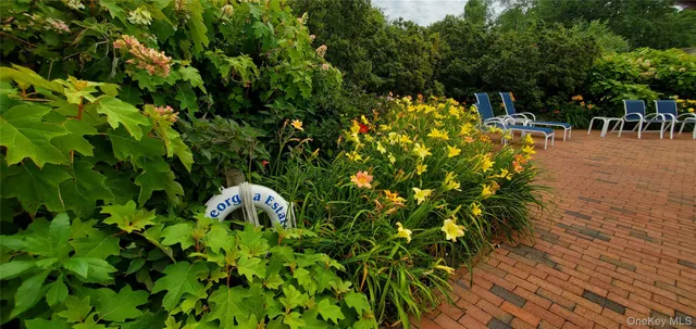 $1,695,000 | 30 Huckleberry Lane, East Hampton, NY 11937