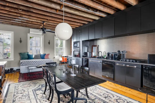 $2,500 | 362 Warren Street, Unit 2, Hudson, NY 12534