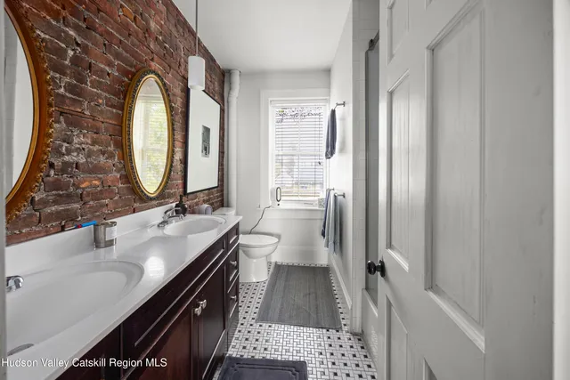 $2,500 | 362 Warren Street, Unit 2, Hudson, NY 12534