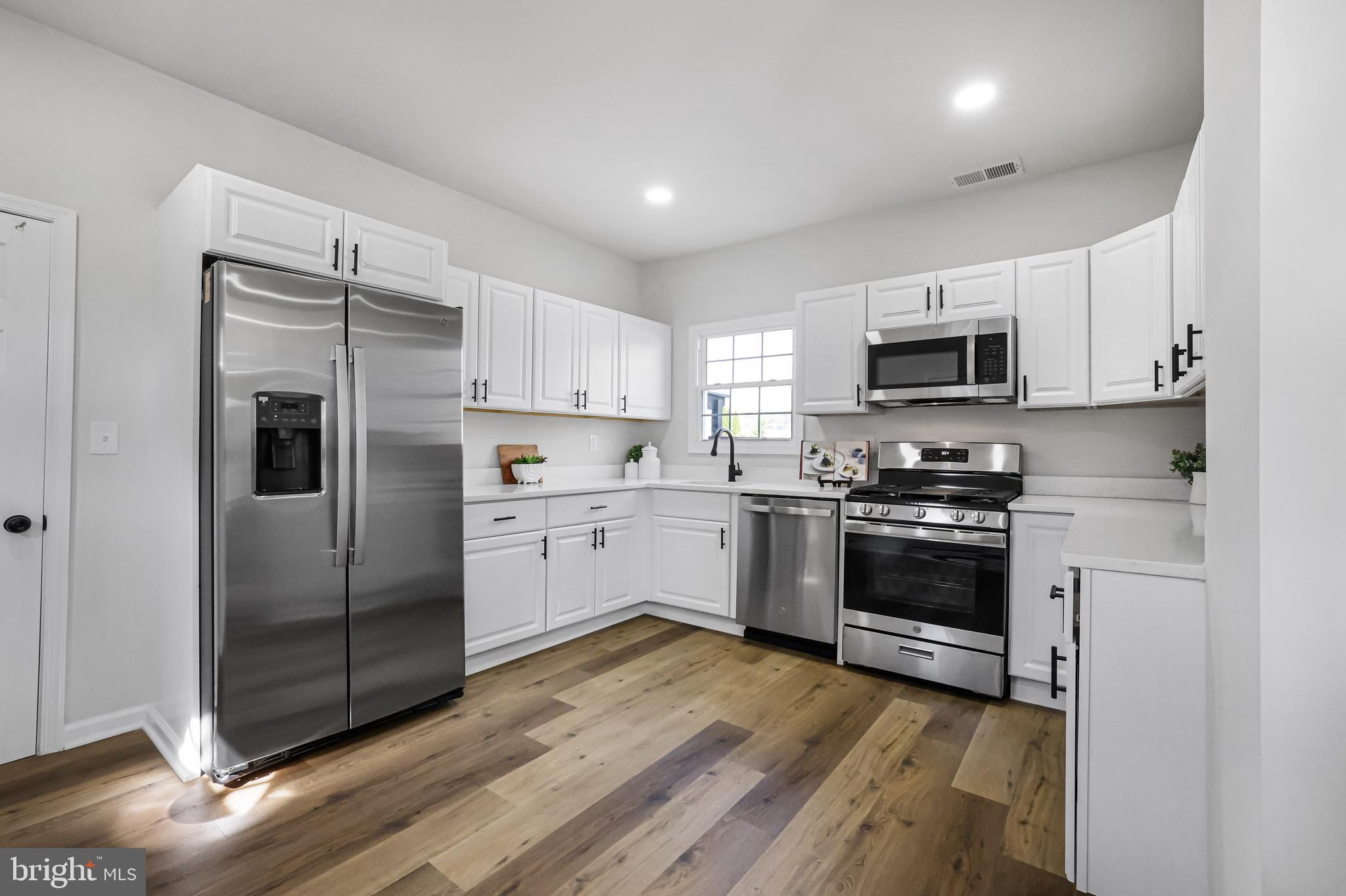 106 4th Avenue Baltimore, MD 21227 - Photo 4 of 31