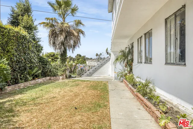 a view of back yard of the house