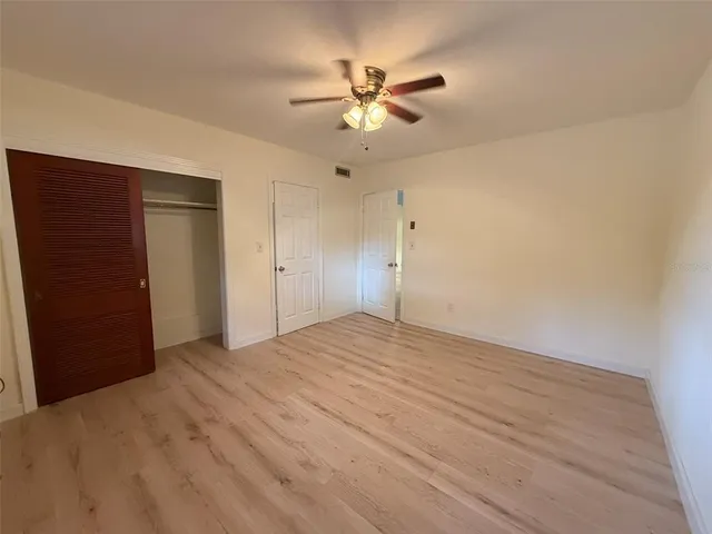 a view of empty room with a ceiling fan