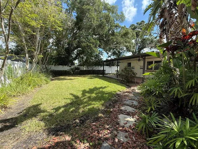 a view of a backyard