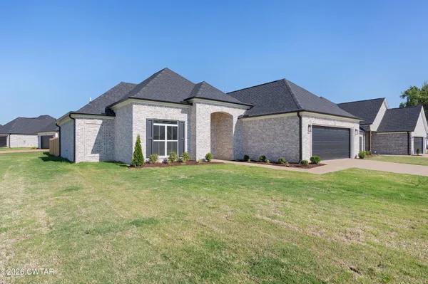 $369,900 | 6 Creekbend Cove, Jackson, TN 38305