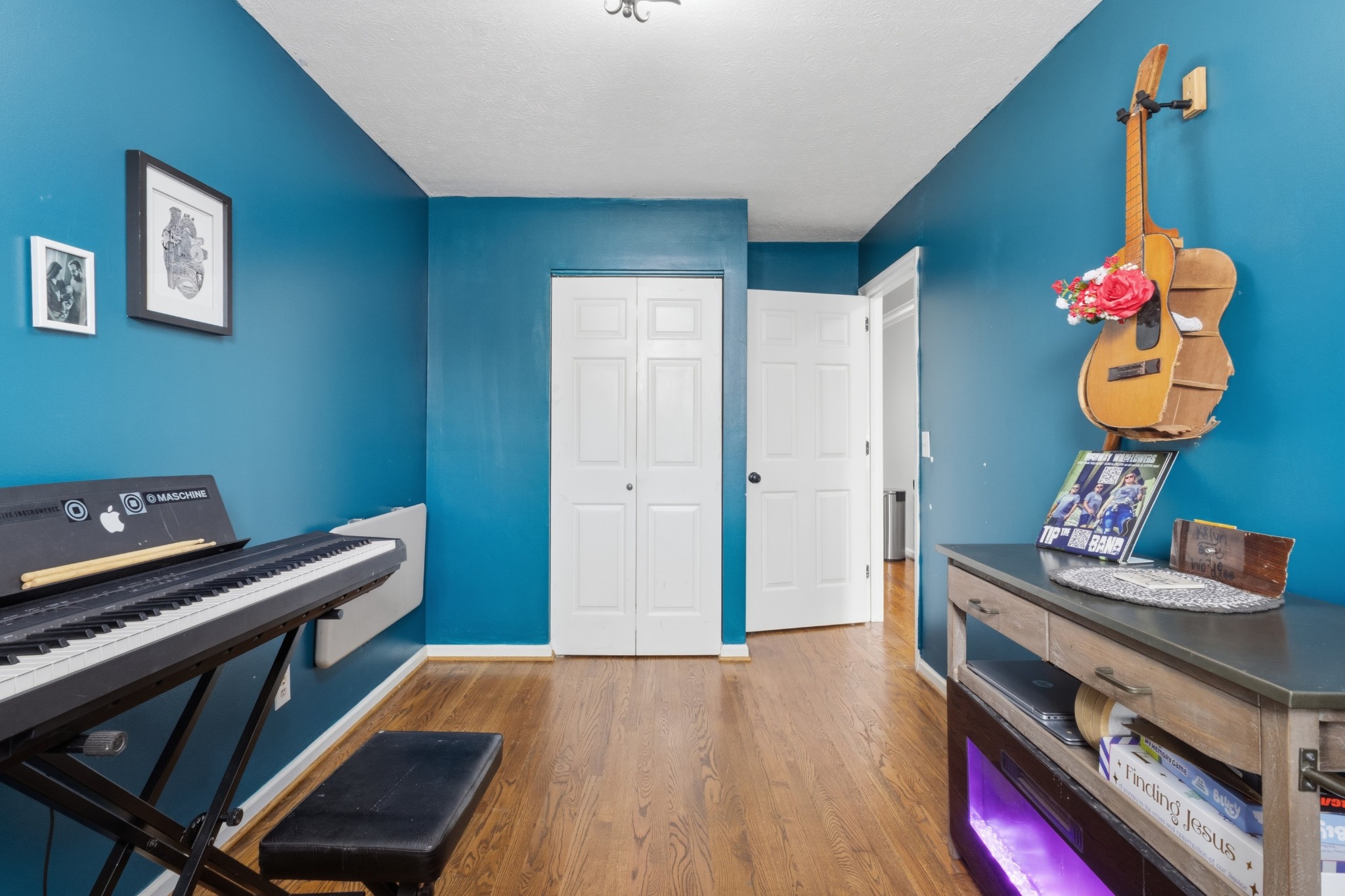 120 River Bend Road Hendersonville, TN 37075 - Photo 11 of 26 a hallway with a bed and wooden floor
