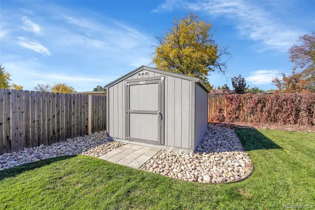 a view of a back yard