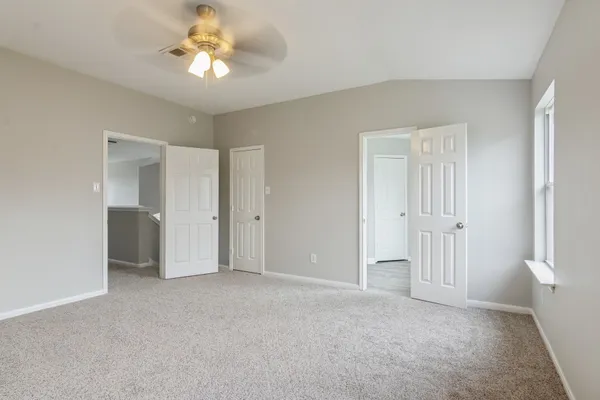 a view of empty room with a ceiling fan