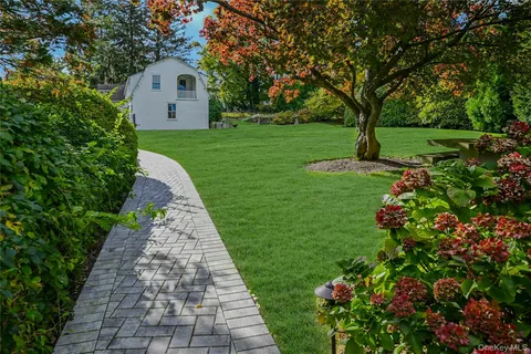 a view of a pathway with a house
