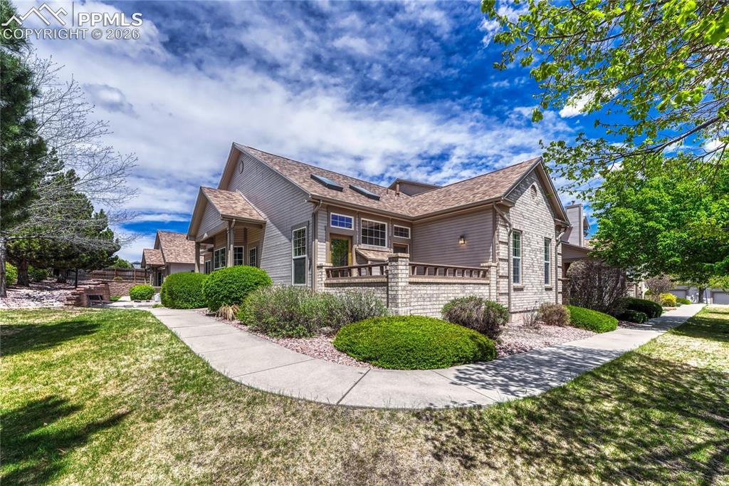 Welcome to an end-unit ranch style townhome featuring beautiful exterior brick accents and maintenance free landscaping. Enjoy the peacefulness of a quiet location in the coveted Saddleback at Newport Heights neighborhood