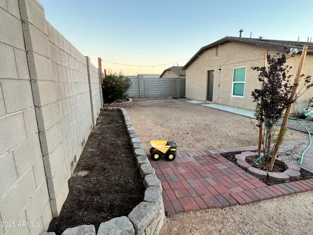 a view of a house with backyard