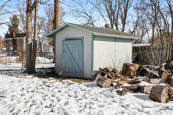 $190,000 | 427 East Division Street, Vicksburg, MI 49097