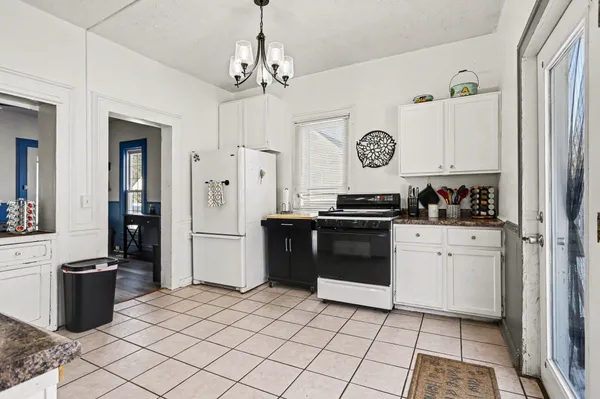 $190,000 | 427 East Division Street, Vicksburg, MI 49097