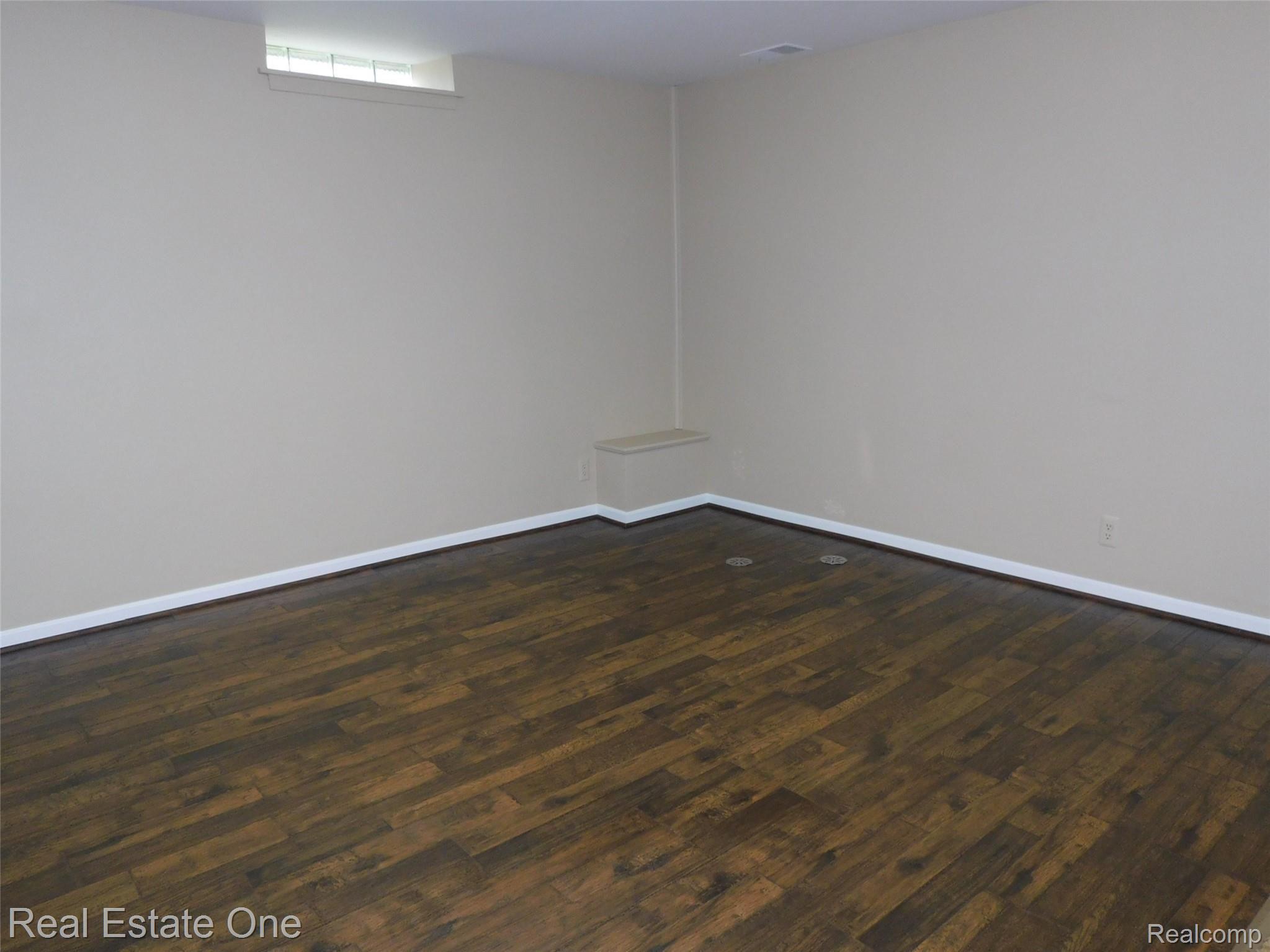 565 Augusta Drive Rochester, MI 48309 - Photo 22 of 30 LL FR area w/wooden flooring