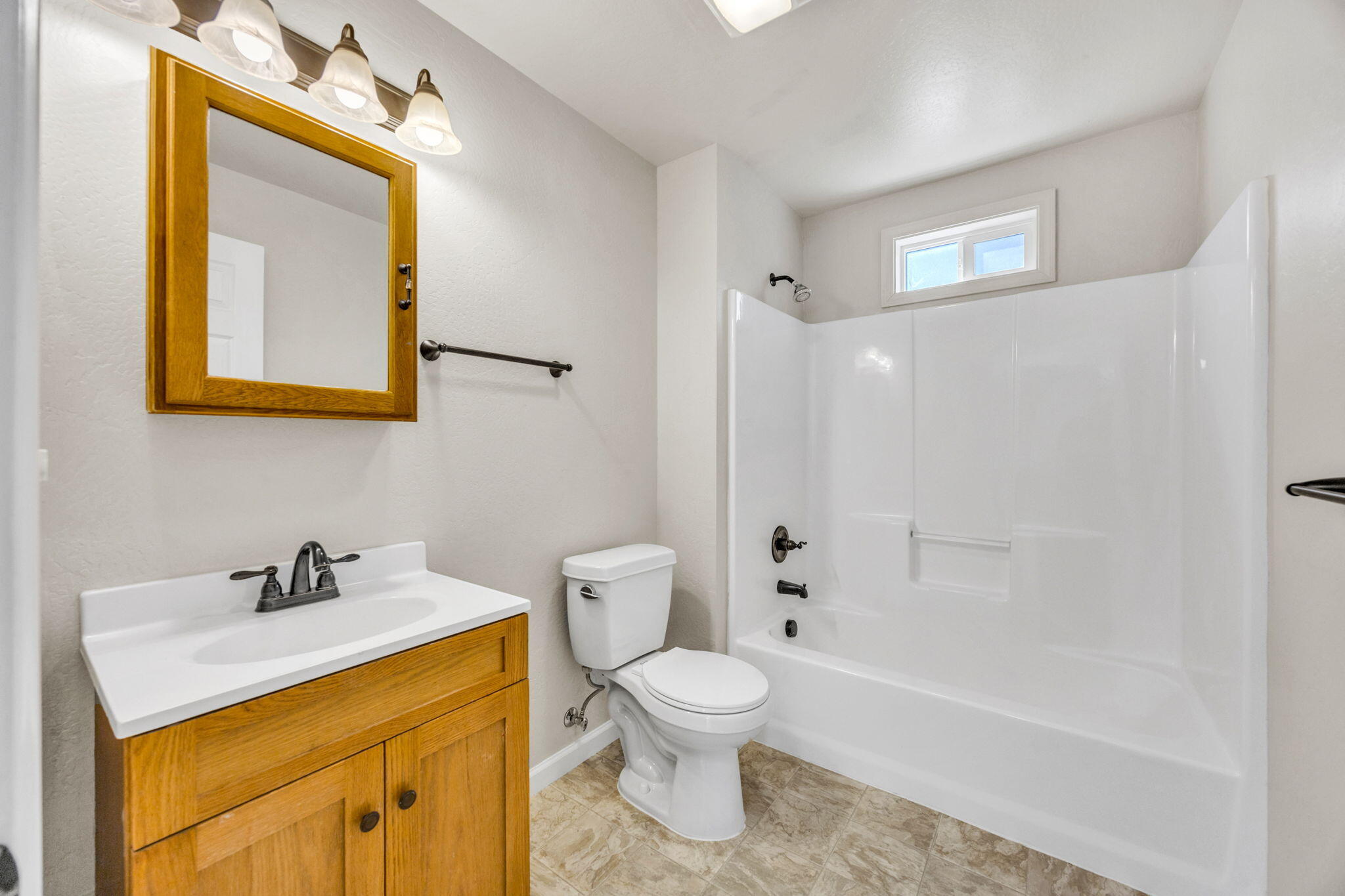 225 Wilson Road Central Point, OR 97502 - Photo 21 of 63 Bathroom 2