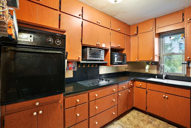 $285,000 | 1409 Hillsboro Avenue North, Golden Valley, MN 55427