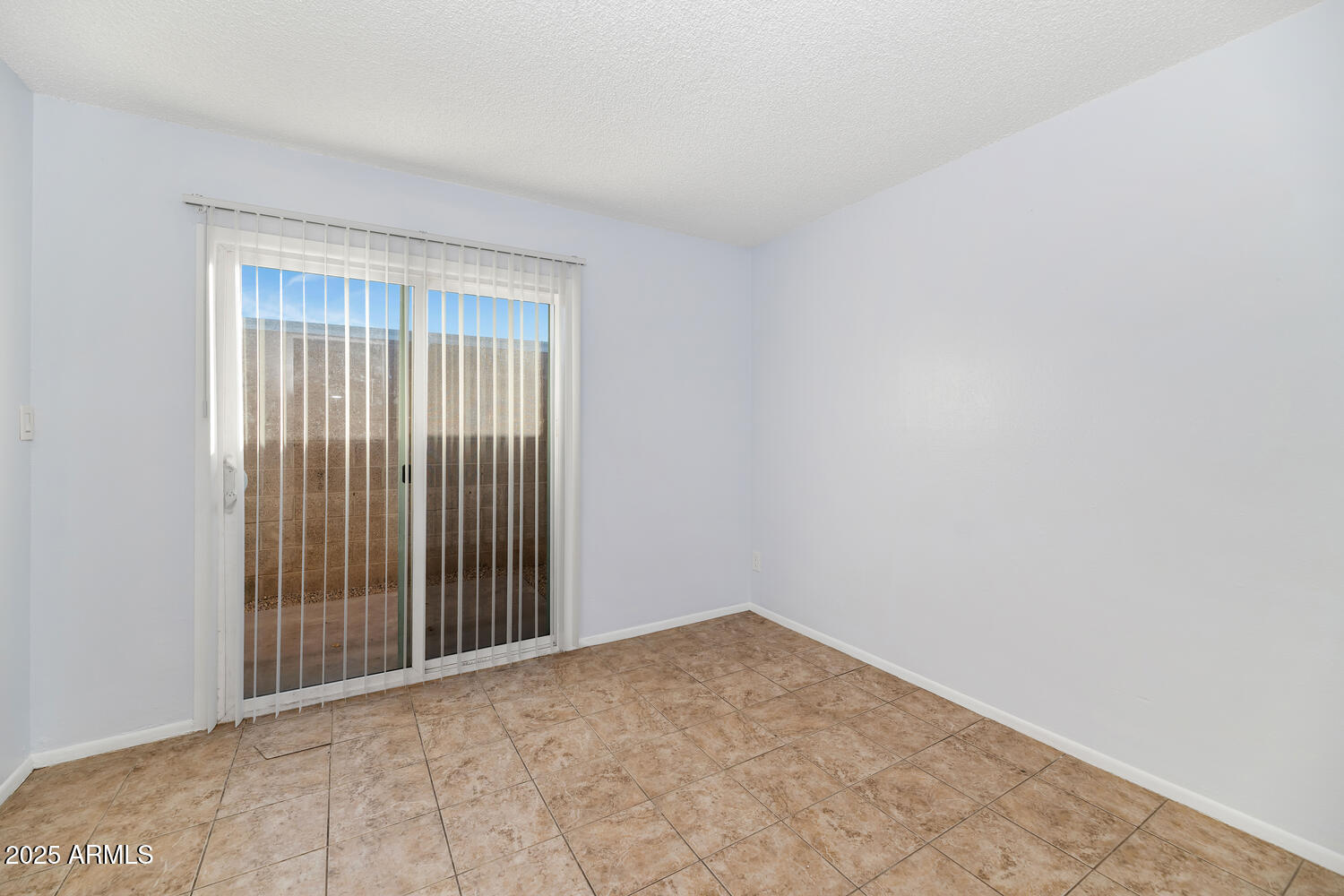 822 East Carol Avenue Phoenix, AZ 85020 - Photo 14 of 25 an empty room with windows