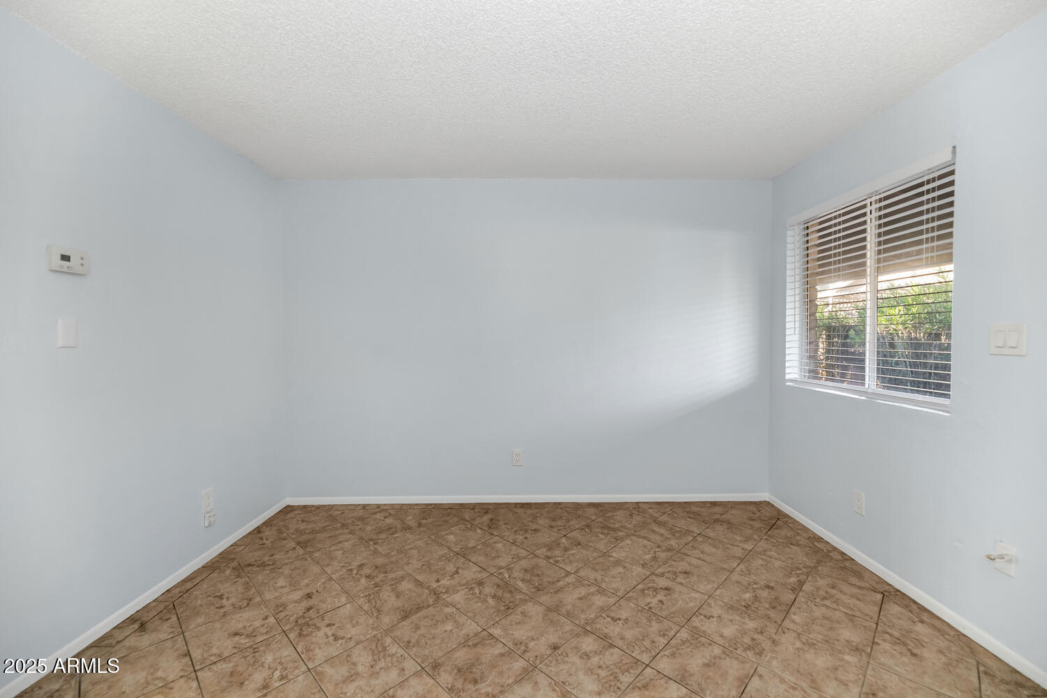 822 East Carol Avenue Phoenix, AZ 85020 - Photo 9 of 25 an empty room with a window