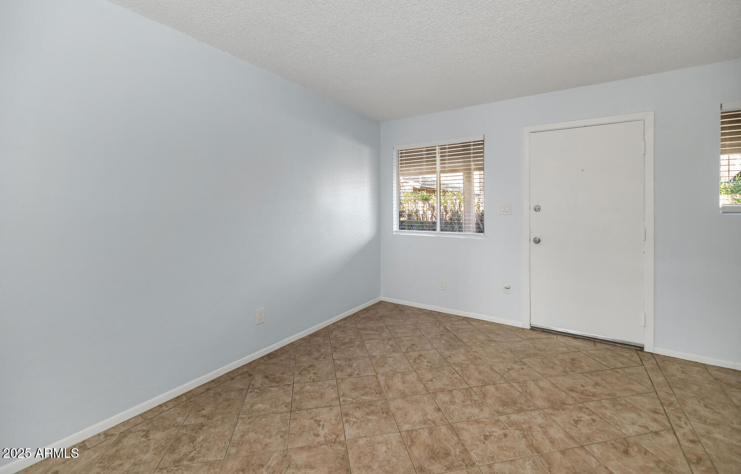 822 East Carol Avenue Phoenix, AZ 85020 - Photo 10 of 25 an empty room with windows