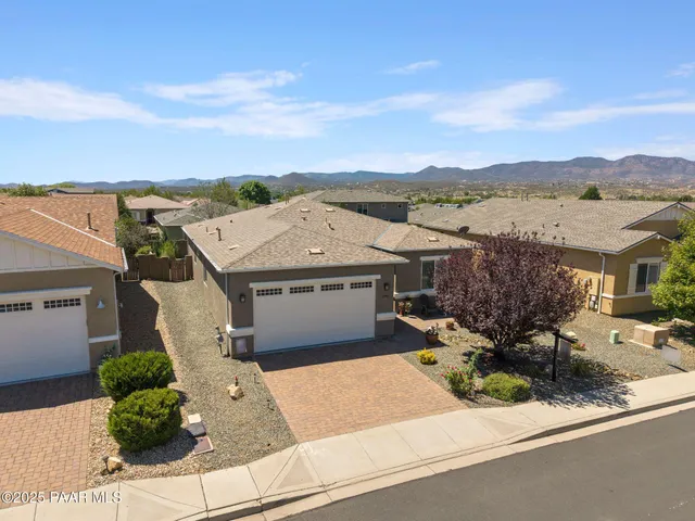 a view of houses with sky view