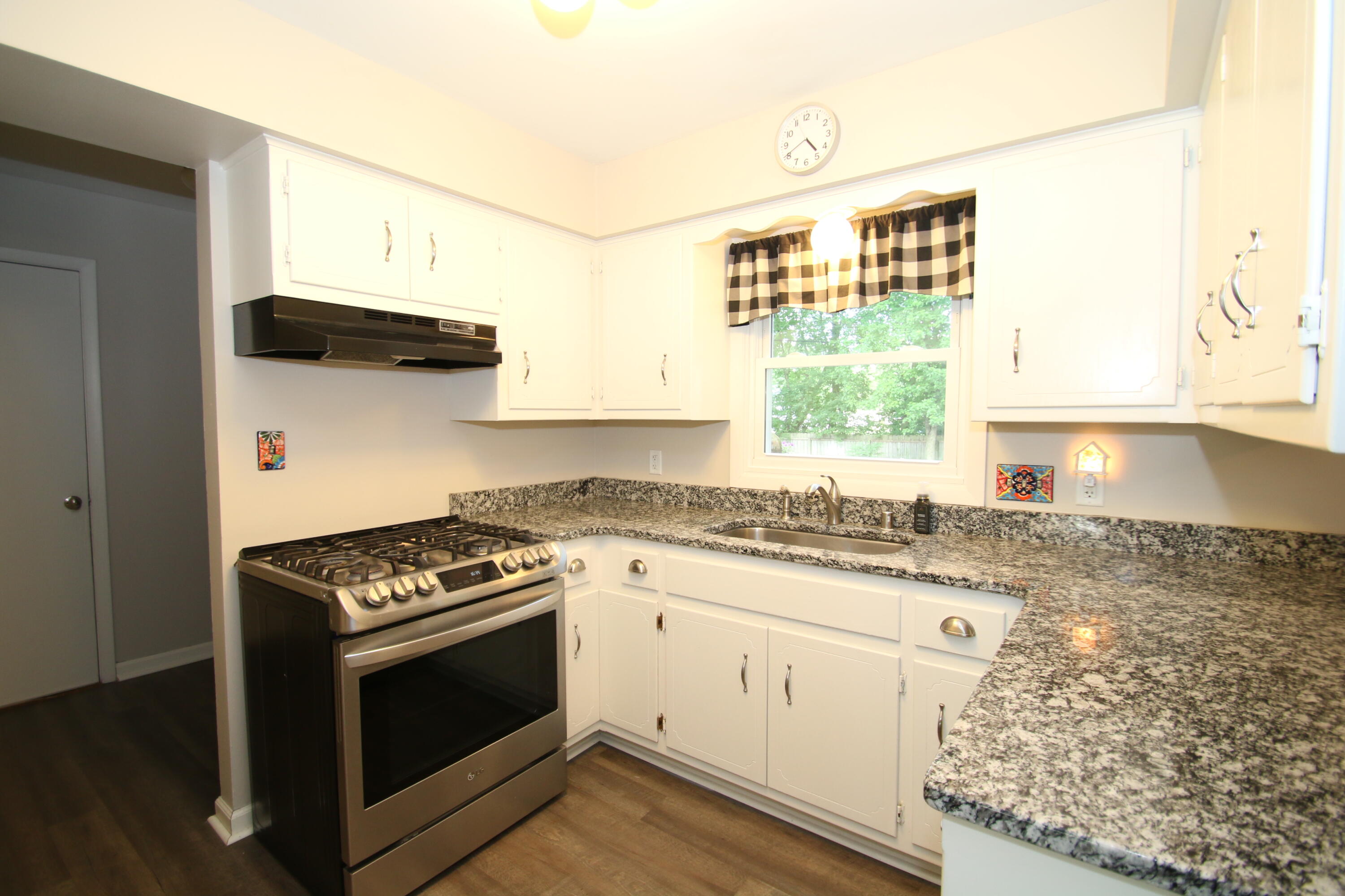 1400 South Ridgeway Road New Berlin, WI 53146 - Photo 8 of 31 Kitchen