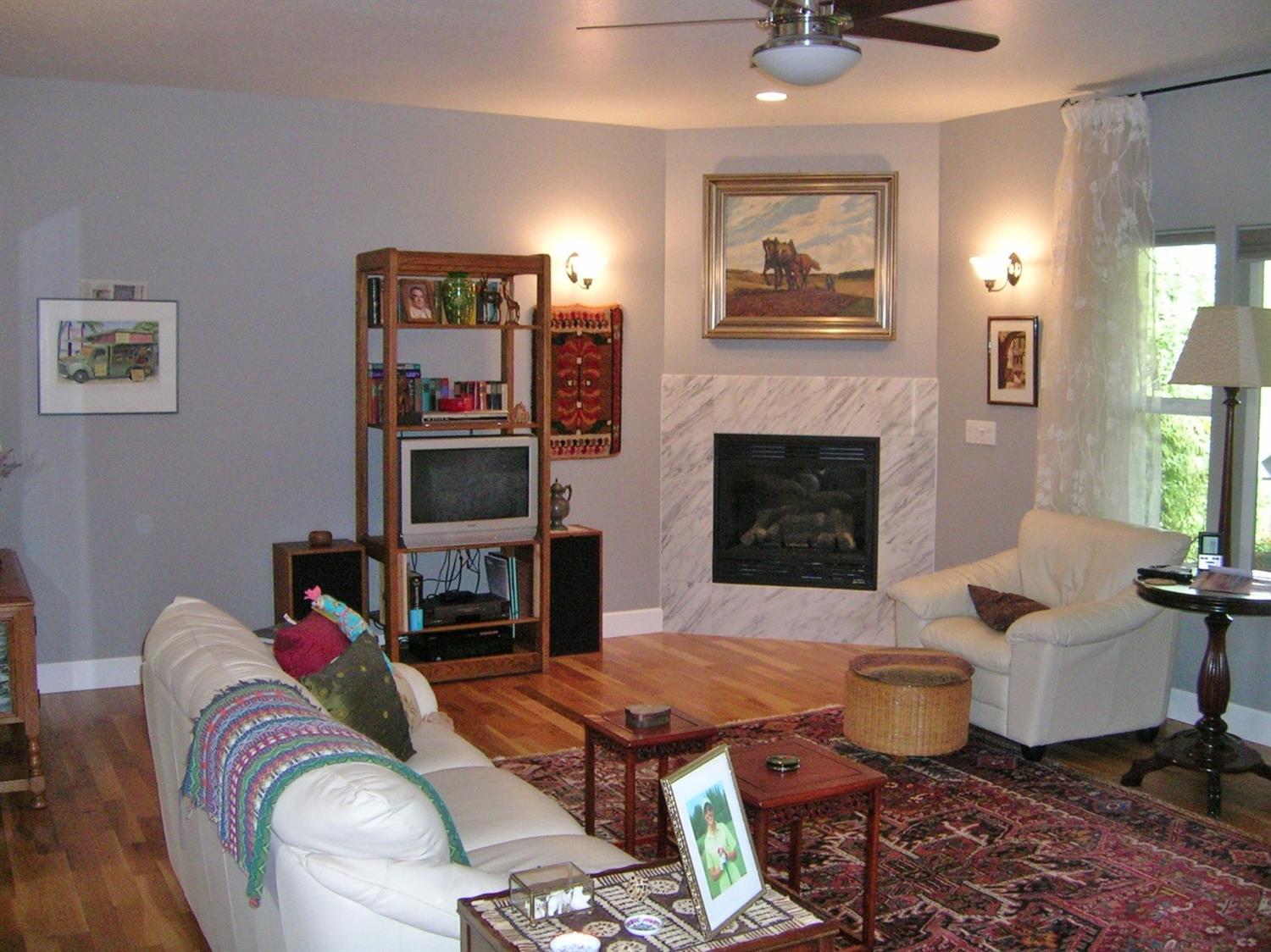 1719 Leonard Road Grants Pass, OR 97527 - Photo 5 of 29 Living Room