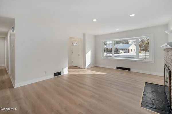 $360,000 | 7 Mullen Drive, Rotterdam, NY 12306