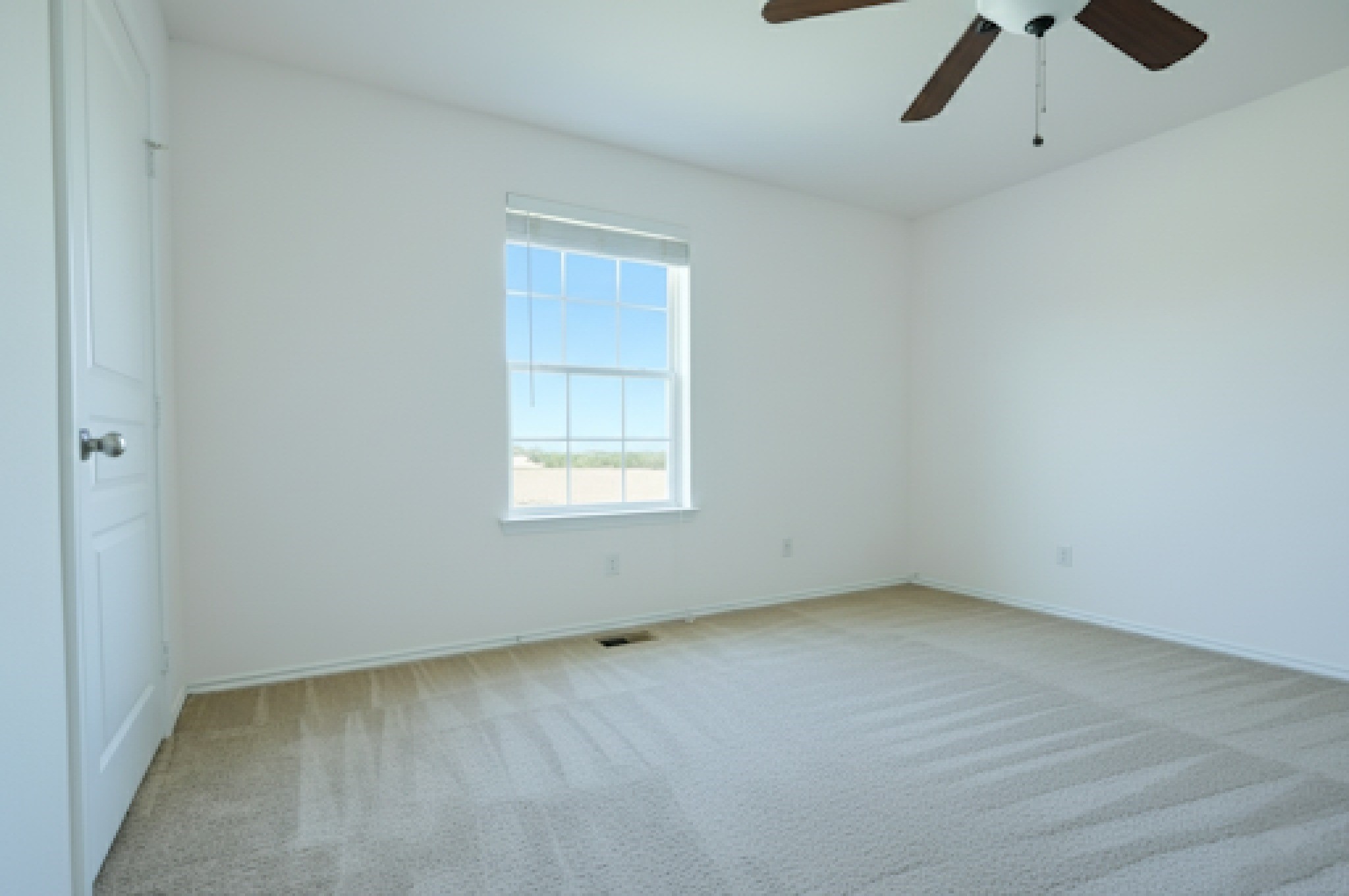 4611 Windmill Run Drive Houston, TX 77069 - Photo 24 of 36 an empty room with a window