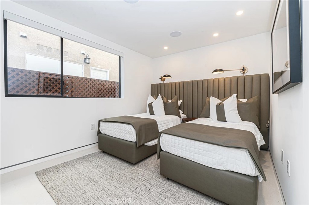 1034 West Balboa Boulevard, Unit B Newport Beach, CA 92661 - Photo 12 of 33 a living room with furniture