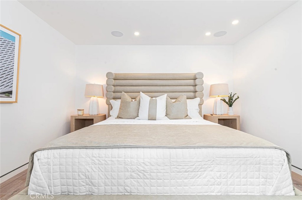 1034 West Balboa Boulevard, Unit B Newport Beach, CA 92661 - Photo 17 of 33 a bedroom with a bed and lamps