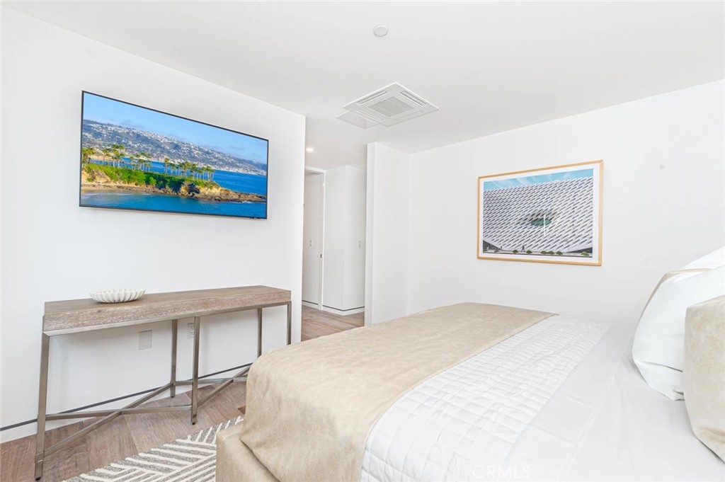1034 West Balboa Boulevard, Unit B Newport Beach, CA 92661 - Photo 25 of 33 a bedroom with a bed and a painting on the wall