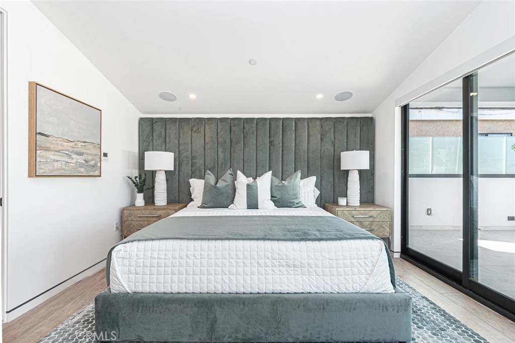 1034 West Balboa Boulevard, Unit B Newport Beach, CA 92661 - Photo 28 of 33 a large white bed in a room next to a window