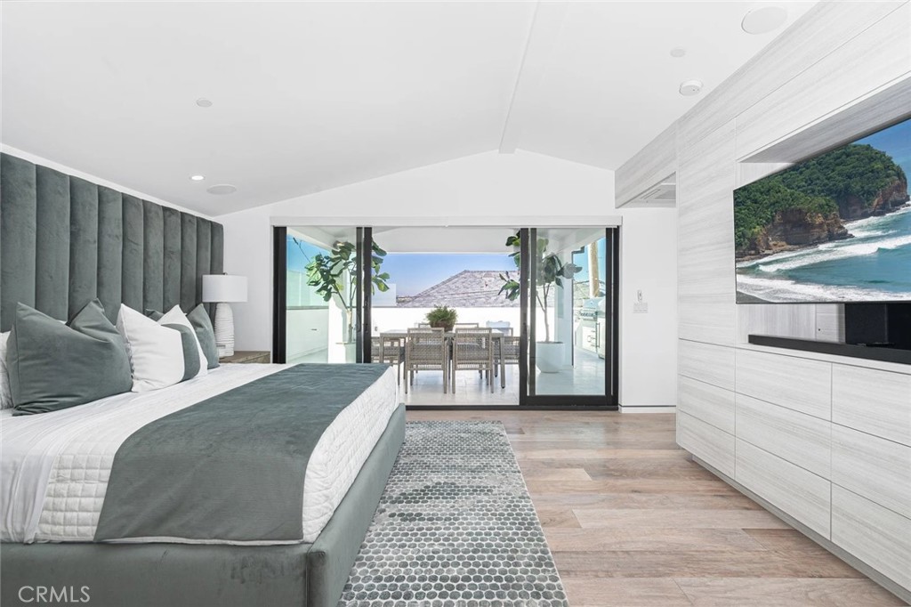 1034 West Balboa Boulevard, Unit B Newport Beach, CA 92661 - Photo 29 of 33 a large bedroom with a large bed and large windows