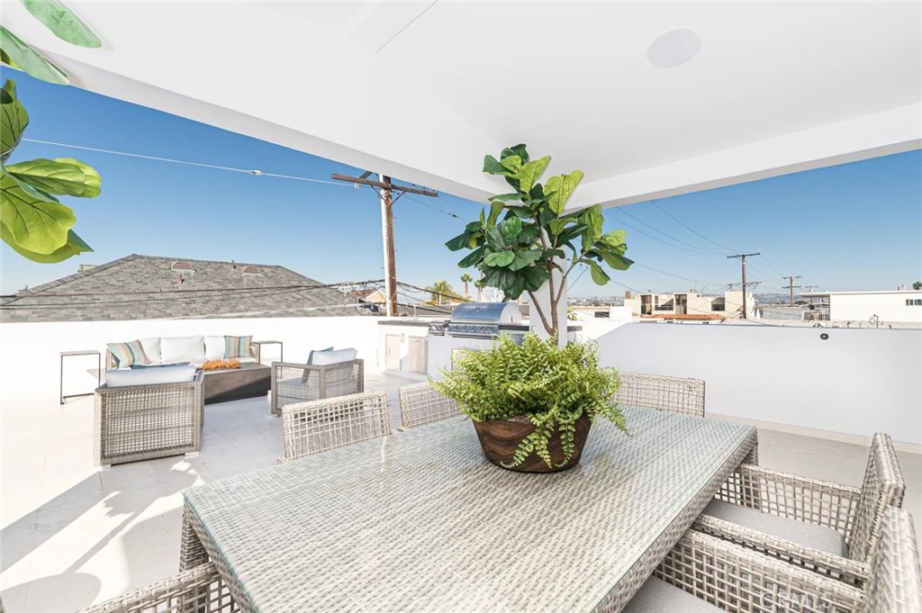 1034 West Balboa Boulevard, Unit B Newport Beach, CA 92661 - Photo 30 of 33 a living room with furniture and a potted plant
