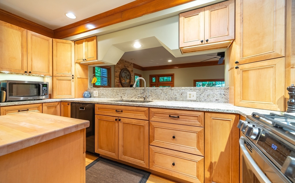 84 Greenwich Road East Longmeadow, MA 01028 - Photo 10 of 37