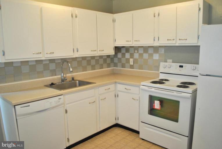 6601 Fargo Street Springfield, VA 22150 - Photo 6 of 15 Updated bright kitchen w/ modern paint/backsplash