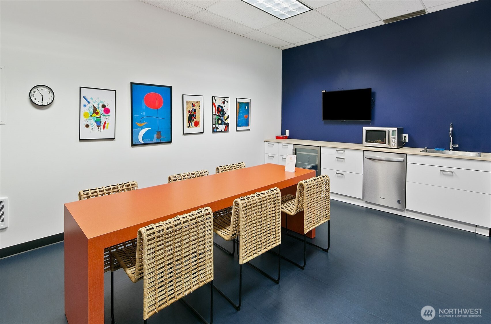 98 Union Street, Unit 206 Seattle, WA 98101 - Photo 33 of 35 a room with furniture and a flat screen tv