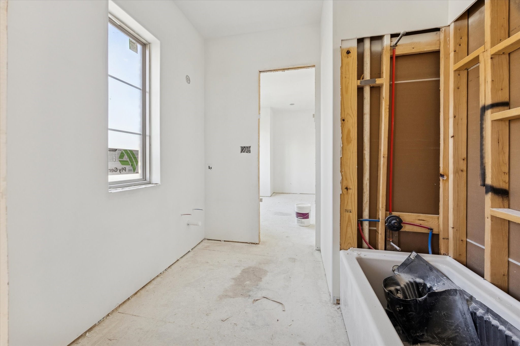 515 West 33rd Street Houston, TX 77018 - Photo 23 of 30 a bathroom with a bathtub and a shower