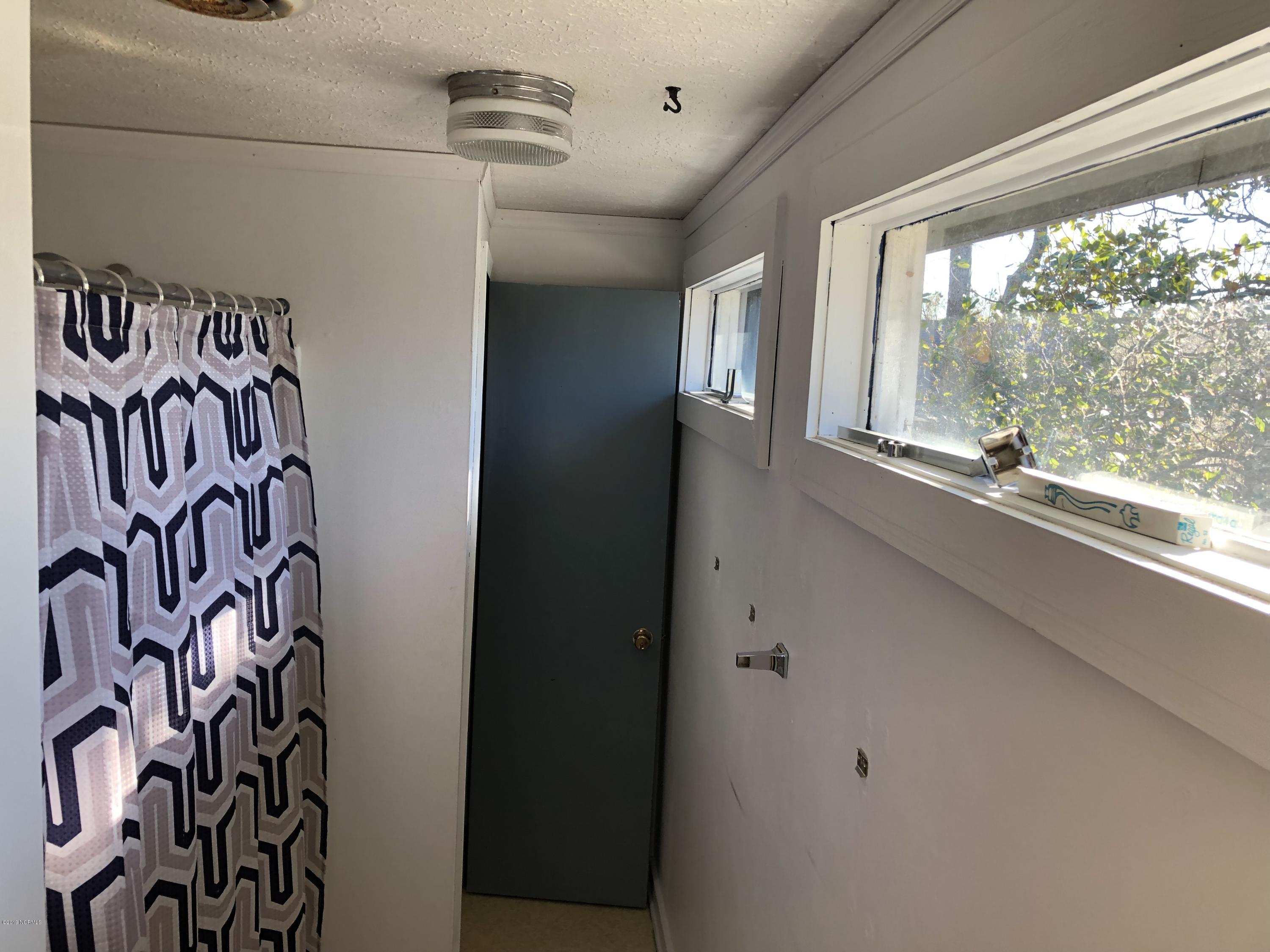 412 Friendly Road Morehead City, NC 28557 - Photo 14 of 21 Jack and Jill bathroom