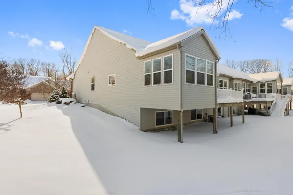 $549,900 | 2921 Woodridge Circle Northeast, Unit 43, Grand Rapids, MI 49525
