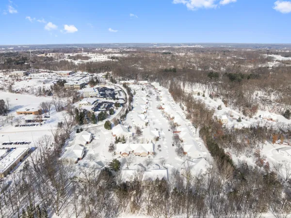 $549,900 | 2921 Woodridge Circle Northeast, Unit 43, Grand Rapids, MI 49525