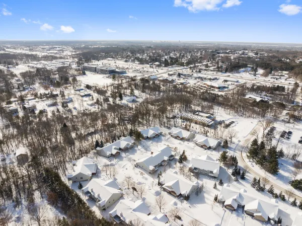 $549,900 | 2921 Woodridge Circle Northeast, Unit 43, Grand Rapids, MI 49525