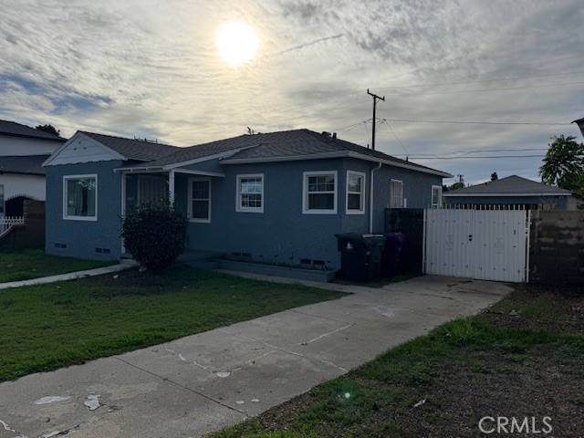 2941 Baltic Avenue Long Beach, CA 90810 - Photo 4 of 30 a view of a house with a yard