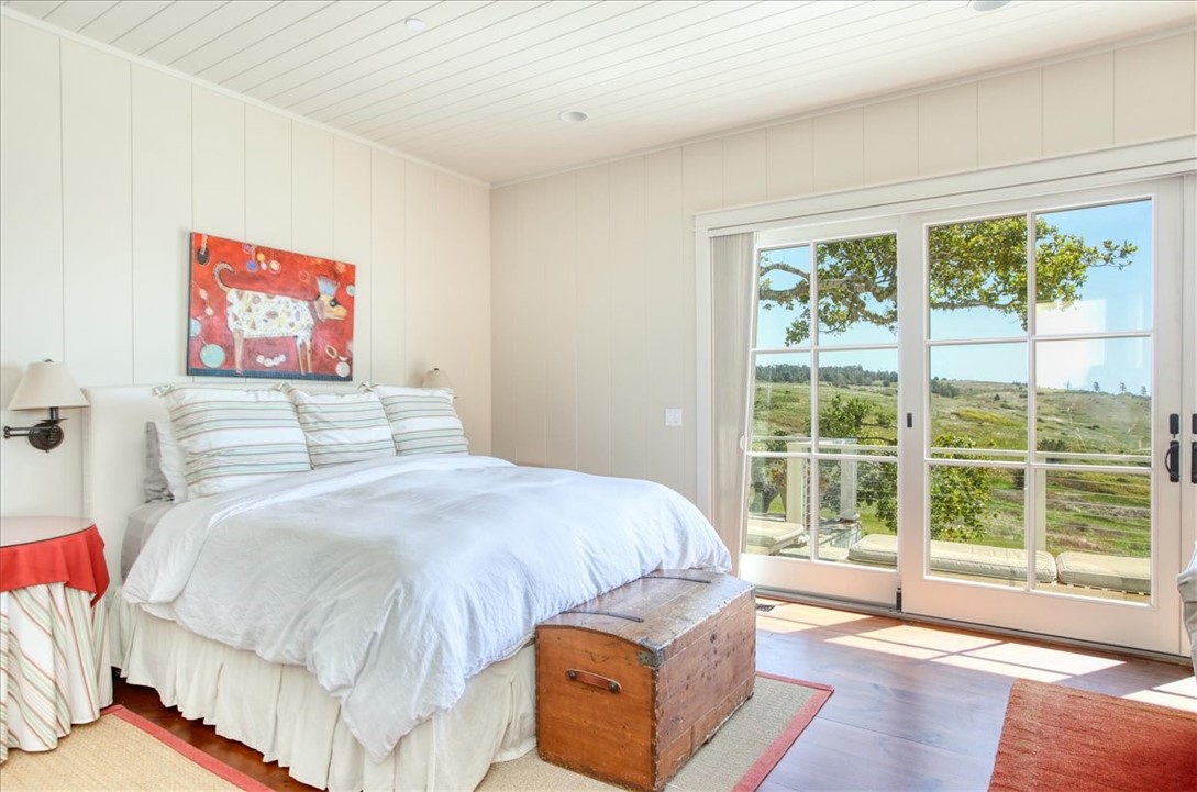 404 Huntington Road Cambria, CA 93428 - Photo 41 of 72 a bedroom with a large bed and a large window